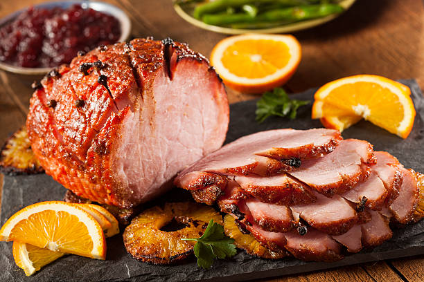 traditional sliced honey glazed ham - gebakken in de oven stockfoto's en -beelden