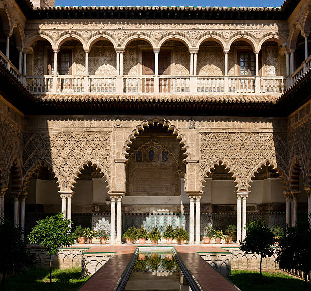 patio de las doncellas, alcázar de sevilla, españa - seville alcazar palace sevilla arch fotografías e imágenes de stock