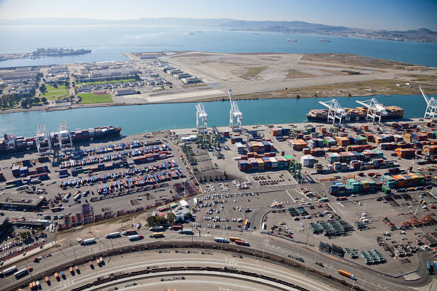 port d'oakland, californie,, états-unis - oakland california commercial dock harbor california photos et images de collection