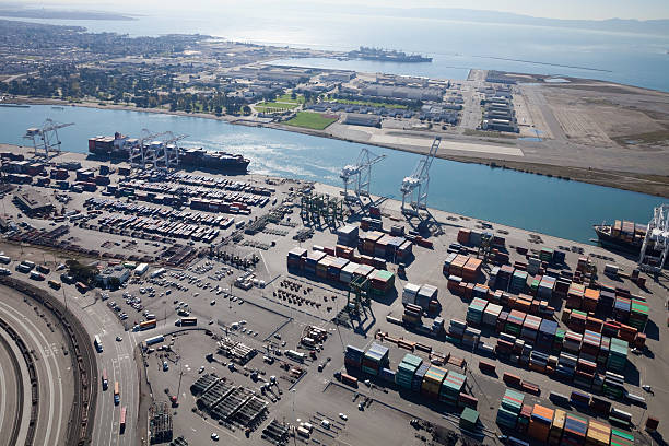 port d'oakland, californie,, états-unis - oakland california commercial dock harbor california photos et images de collection