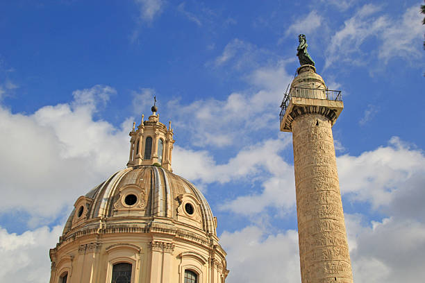 columna de trajano y la iglesia de santa maria di loreto, roma, italia. - traiani fotografías e imágenes de stock
