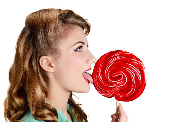 mujer con gran rojo piruleta - women lollipop old fashioned red hair fotografías e imágenes de stock