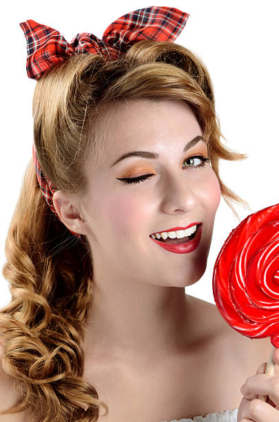mujer con gran rojo piruleta - women lollipop old fashioned red hair fotografías e imágenes de stock