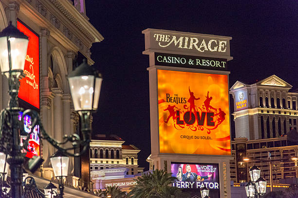 the mirage в лас-вегас стрип в ночное время - mirage hotel стоковые фото и изображения
