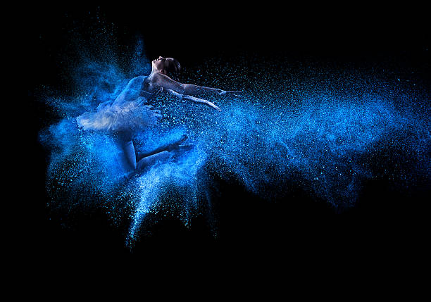 junge schöne tänzer springen in blau pulver wolke - sinnlichkeit fotos stock-fotos und bilder