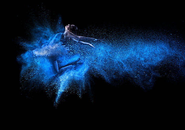 jovem bela dançarina saltar em azul nuvem de pó - dancer jumping ballet dancer ballet imagens e fotografias de stock