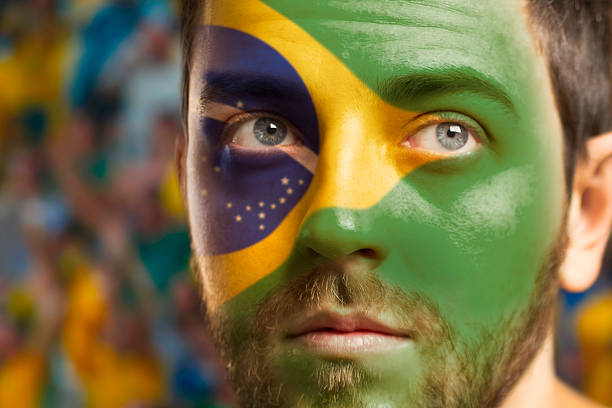 男性、ブラジルの国旗に描かれた顔 - maracana stadium 写真 ストックフォトと画像