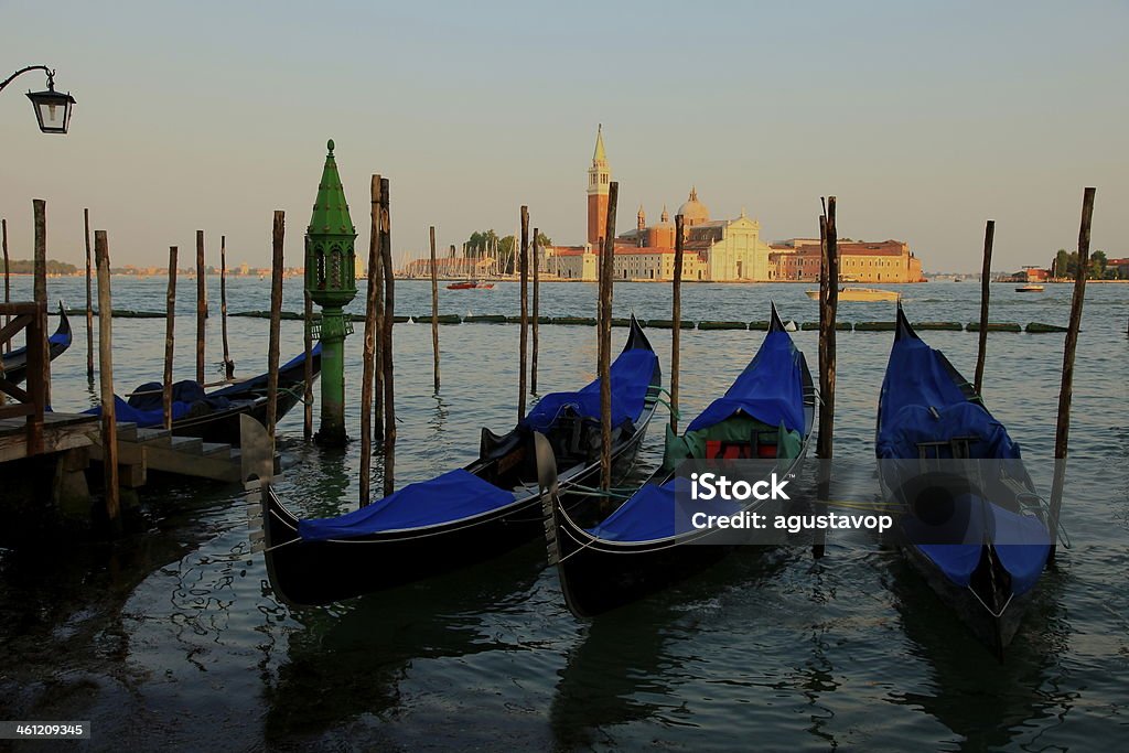 Gondolas Veneza ao pôr do sol-Pier em Veneza, Itália - Royalty-free Amanhecer Foto de stock