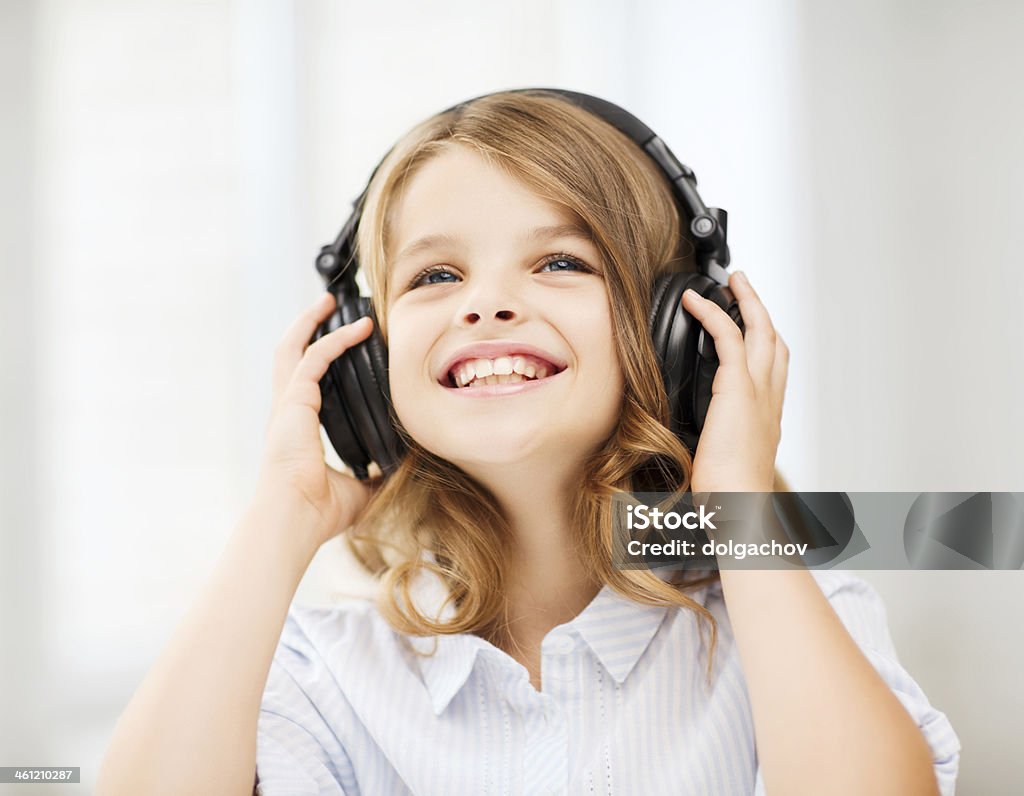 Menina sorridente ouvir música com fones de ouvido - Foto de stock de Barulho royalty-free