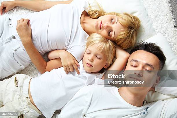 Dormir Juntos Foto de stock y más banco de imágenes de Acostado - Acostado, Adulto, Adulto joven