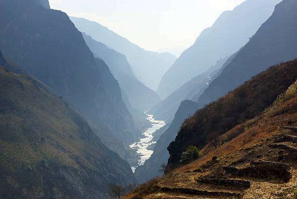 garganta del salto del tigre (hutiaoxia) cerca de lijiang, provincia de yunnan, china - jumping ravine tiger sky fotografías e imágenes de stock