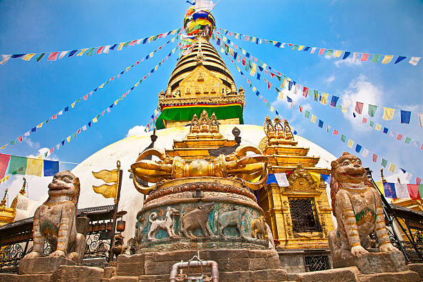 por estupa en swayambhunath monos temple, de katmandú, nepal. - architecture asia blue buddhism fotografías e imágenes de stock