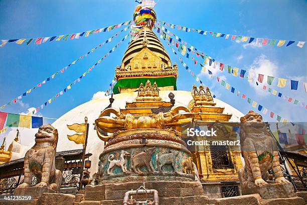 Photo libre de droit de Stûpa De Swayambhunath Temple Du Singe Katmandou Au Népal banque d'images et plus d'images libres de droit de Swayambhunath