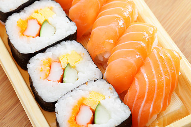 寿司の弁当ボックス - maki sushi ストックフォトと画像