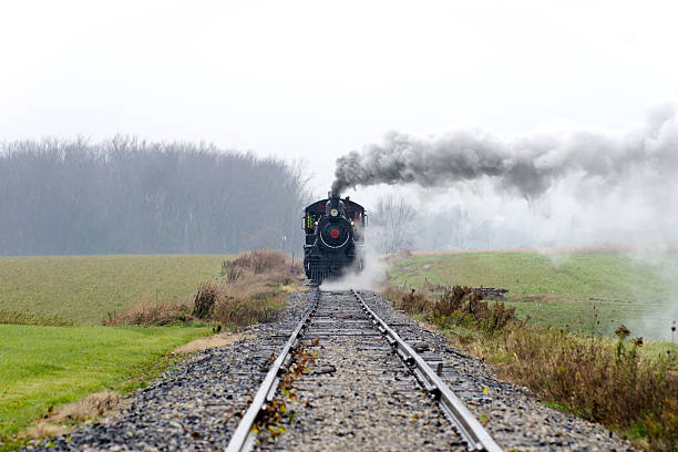 locomotive à vapeur de descendre la piste - road going steam engine photos et images de collection