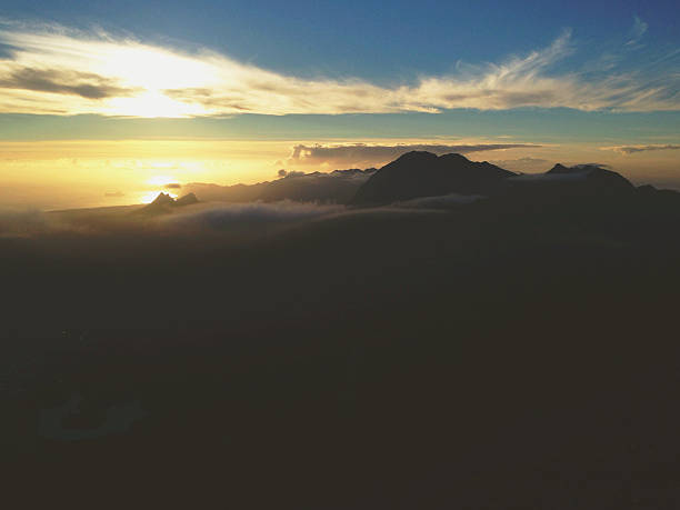 Rano Mountain Range sylwetka Sunrise – zdjęcie