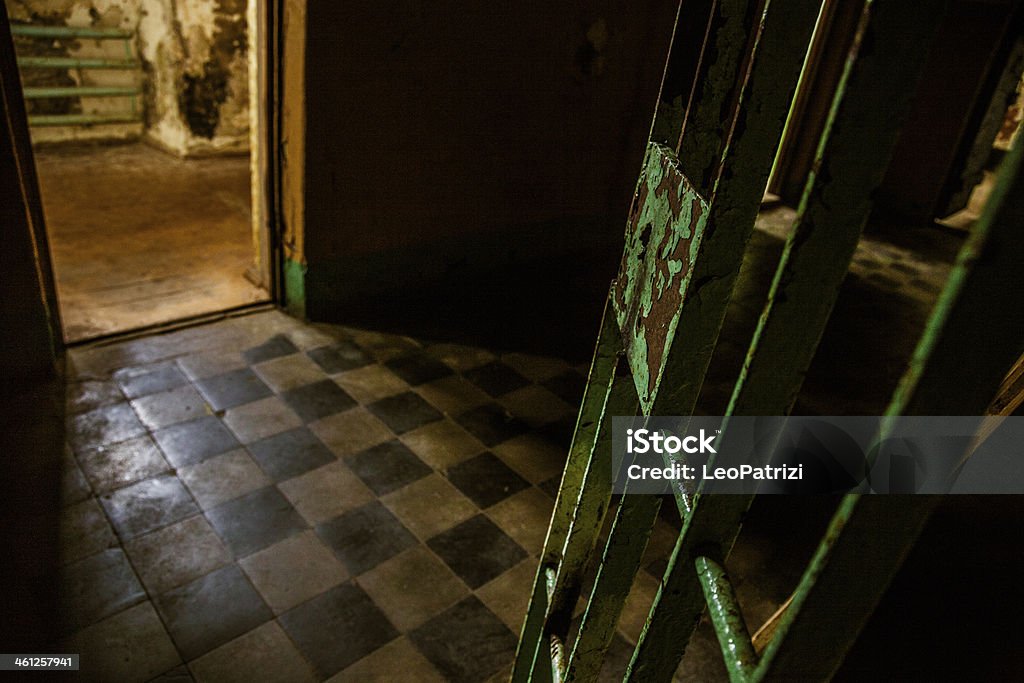 Quarto escuro de um antigo abandonado Prisão - Royalty-free Prisão Foto de stock