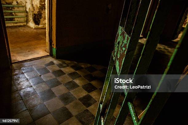 Quarto Escuro De Um Antigo Abandonado Prisão - Fotografias de stock e mais imagens de Prisão - Prisão, Abandonado, Aberto