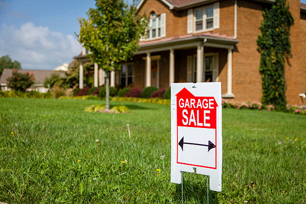 istock Garage sale sign 461258553