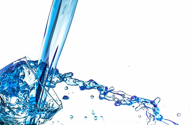 제출 유리, 블루 유체입니다 - overflowing water glass bottle 뉴스 사진 이미지