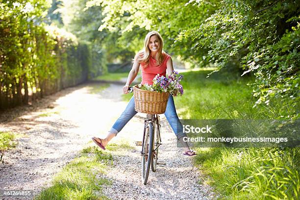 Foto de Mulher Em Passeio De Bicicleta Em Campo e mais fotos de stock de Bicicleta - Bicicleta, Mulheres, Ciclismo