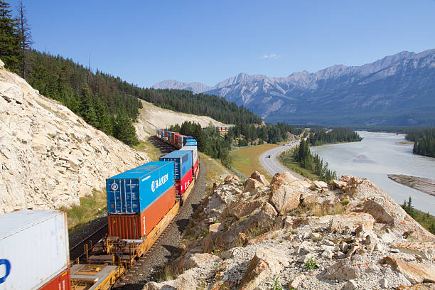 CN trem, viajando através do Parque Nacional Jasper, Alberta, Canadá - foto de acervo