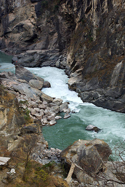 tiger leaping gorge (hutiaoxia) in der nähe von lijiang und yunnan province, china - majestic awe canyon national park stock-fotos und bilder