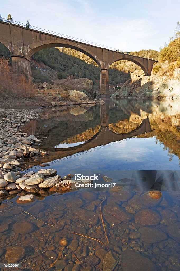Pont reflets et les pierres - Photo de Rivière American libre de droits