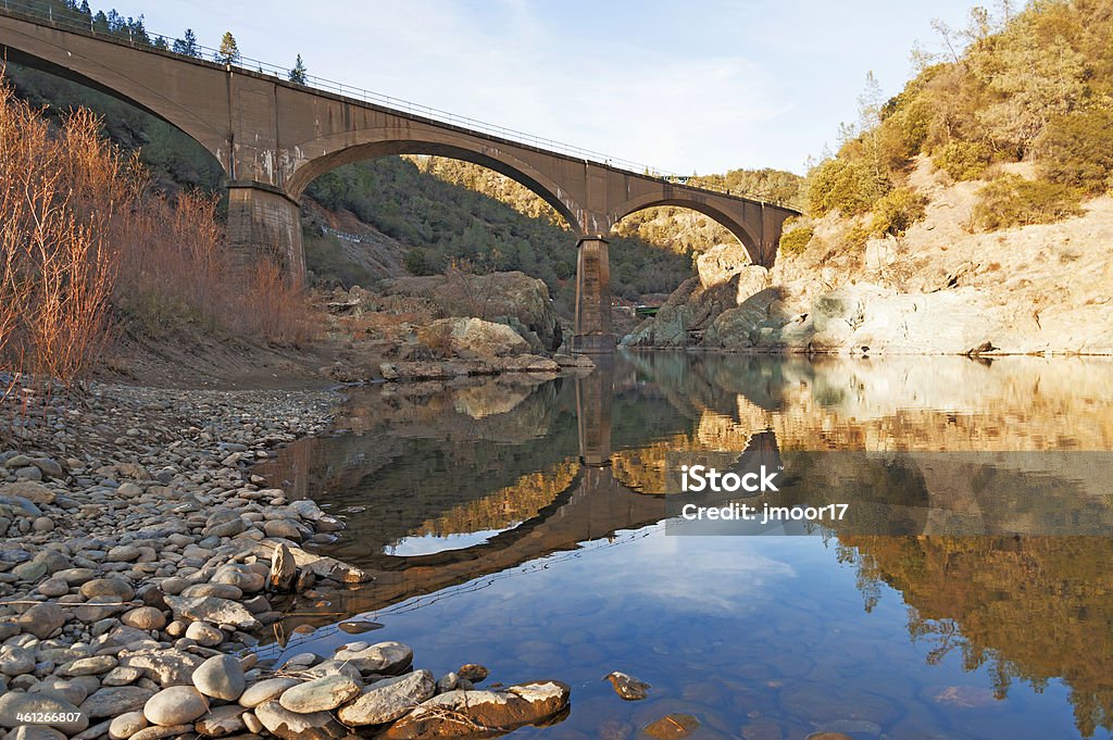 Puente de reflejos - Foto de stock de Agua libre de derechos