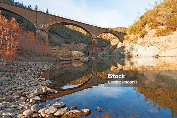 Puente De Reflejos Foto de stock y más banco de imágenes de Agua - Agua, Aire libre, Baranda