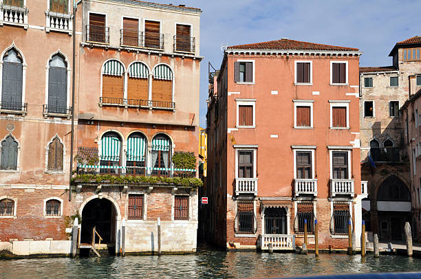 canale grande en venecia, italia - ponte degli scalzi fotografías e imágenes de stock