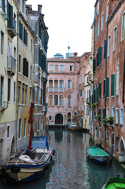 canale grande en venecia, italia - ponte degli scalzi fotografías e imágenes de stock
