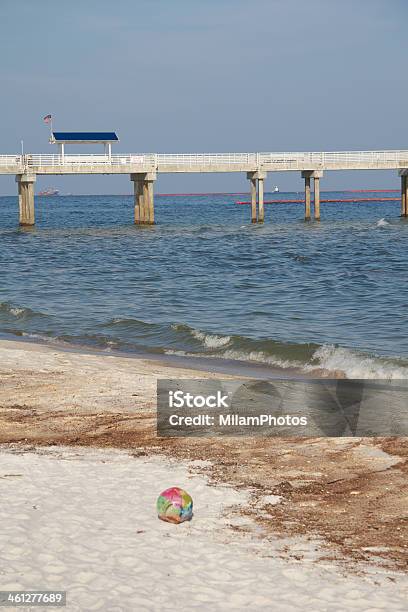 Olej Nasączoną Beach - zdjęcia stockowe i więcej obrazów Bez ludzi - Bez ludzi, Dzień, Fotografika