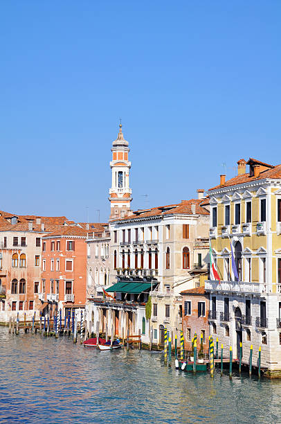 canale grande en venecia, italia - ponte degli scalzi fotografías e imágenes de stock