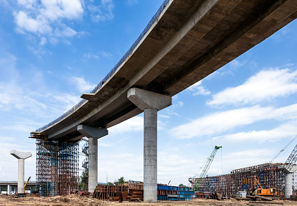 cavalcavia - construction bridge below concrete foto e immagini stock