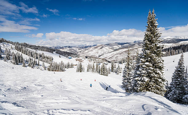 skiing slopes with rocky mountains in background - vail eagle county colorado stockfoto's en -beelden