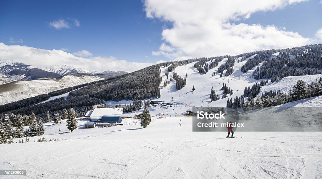 Femme debout avec les Rocheuses de skieur sur les pistes de ski de fond - Photo de Vail libre de droits