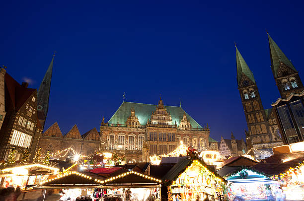 ратуша и рождественский рынок в «bremen by night - lightened стоковые фото и изображения