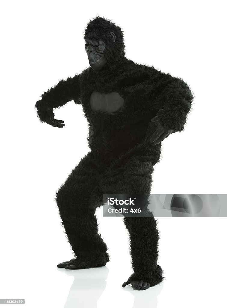 Uomo in costume da gorilla - Foto stock royalty-free di Adulto