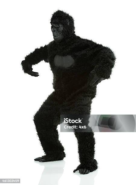 Uomo In Costume Da Gorilla - Fotografie stock e altre immagini di Adulto - Adulto, Adulto di mezza età, Animale