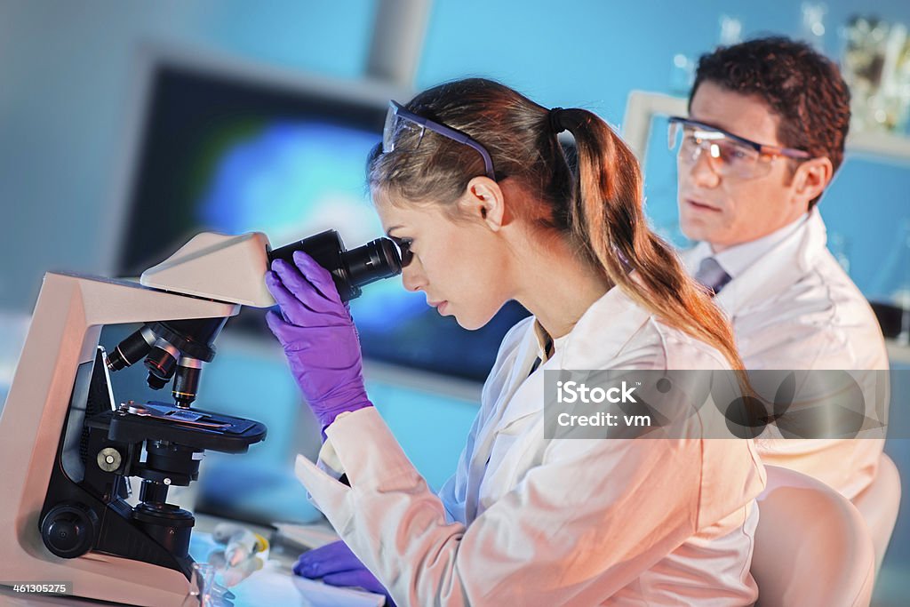 Wissenschaftler schaut in Mikroskop - Lizenzfrei Labor Stock-Foto