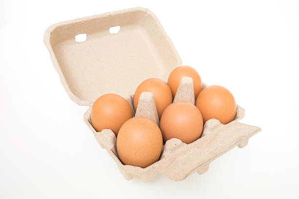 ovos ovos na caixa isolada no branco " - cholesterol ellipse shell box - fotografias e filmes do acervo