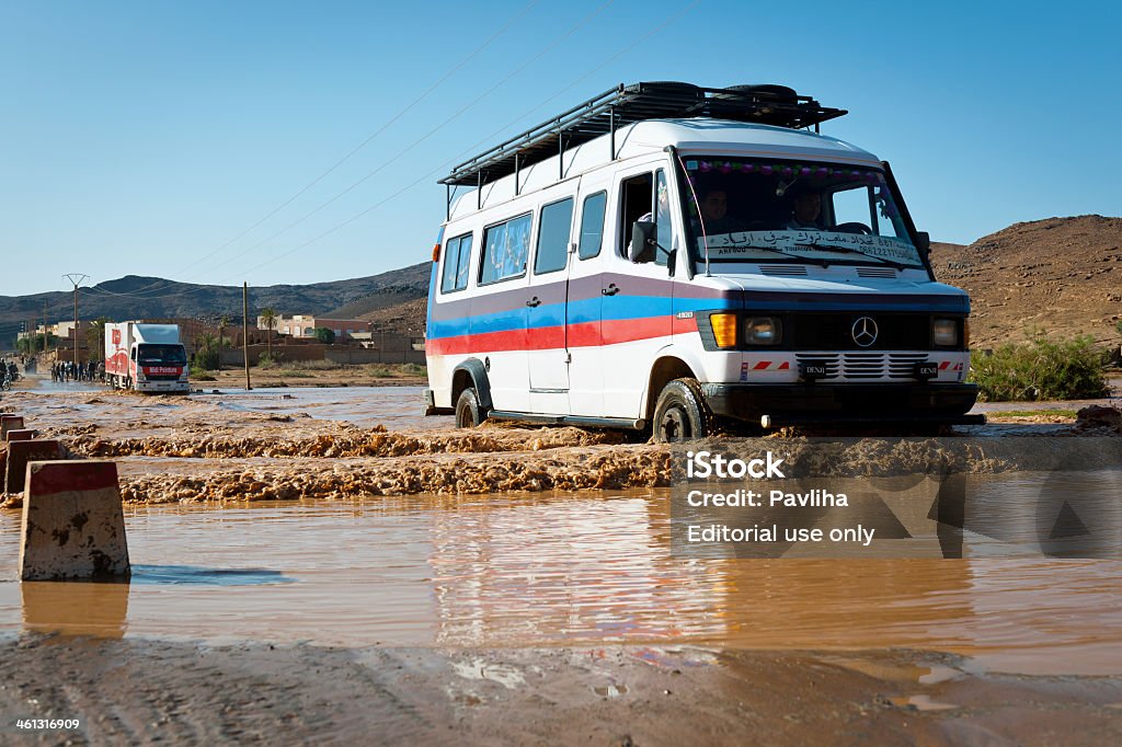 Fahrzeuge-viel Road im marokkanischen Wüste, Südafrika - Lizenzfrei Marokko Stock-Foto