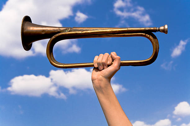 old exército trompete na mão sobre céu azul - bugle trumpet brass old fashioned imagens e fotografias de stock