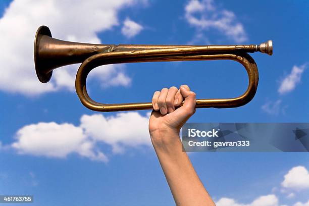 Old Exército Trompete Na Mão Sobre Céu Azul - Fotografias de stock e mais imagens de Tropa - Tropa, Clarim, Trompete