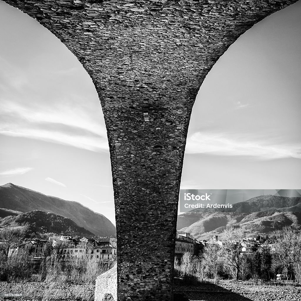 Romano antico ponte di pietra Bobbio, Emilia Romagna, Italia - Foto stock royalty-free di Albero