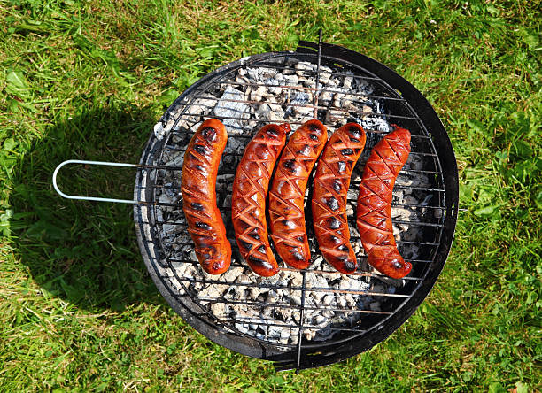 asar salchichas a la parrilla - sausage bratwurst barbecue grill barbecue fotografías e imágenes de stock