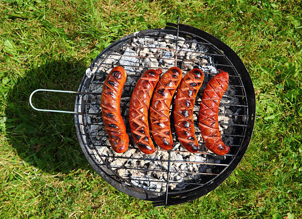 grilling enchidos no grelhador - sausage bratwurst barbecue grill barbecue imagens e fotografias de stock