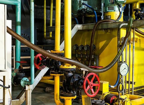 apparecchiature all'interno della centrale elettrica industriali - valve gauge pipe physical pressure foto e immagini stock