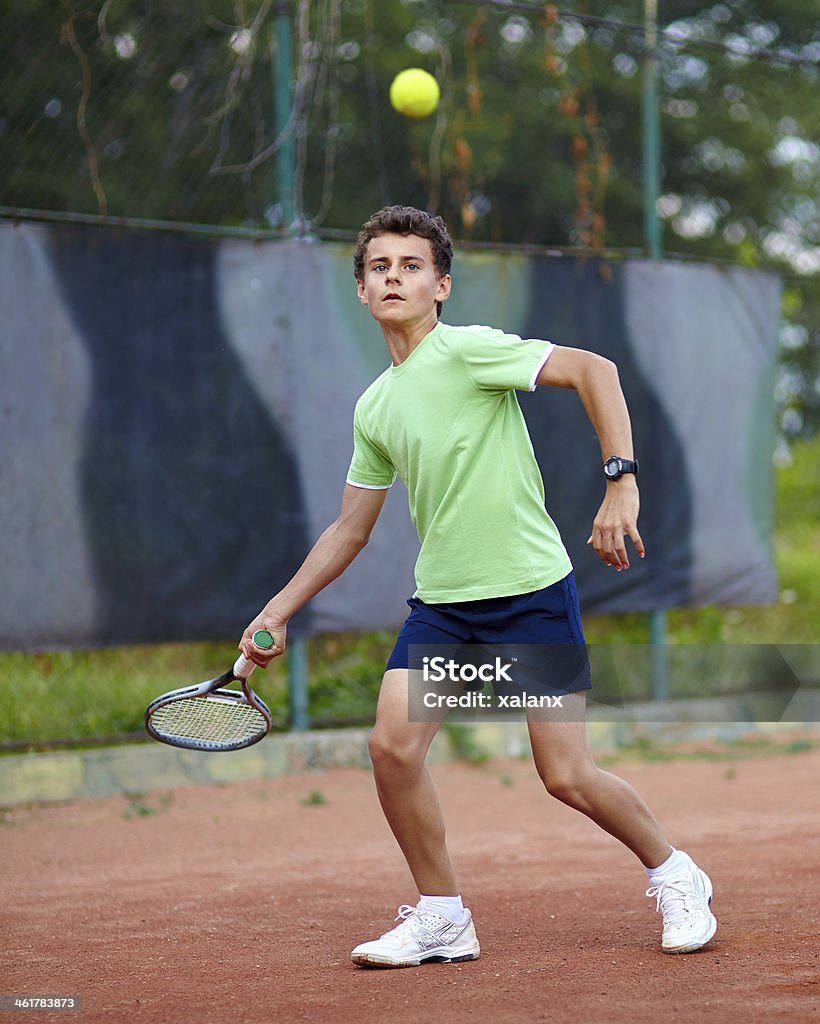 Niño jugando al tenis - Foto de stock de Tenis libre de derechos